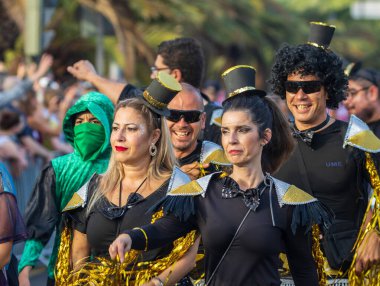 Santa CRUZ DE TENERIFE, İspanya - 13 Şubat 2024: The Coso geçidi, Cavalcada - Avenida de Anaga boyunca, Karnaval 'ın resmi sonu. İnanılmaz sıcak bir akşam, karnaval kostümlü neşeli insanlar eğleniyor..