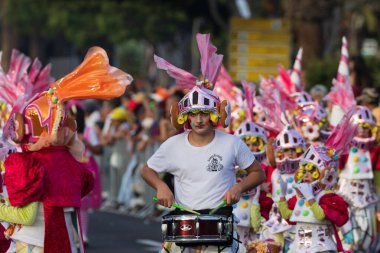 Santa CRUZ DE TENERIFE, İspanya - 13 Şubat 2024: The Coso geçidi, Cavalcada - Avenida de Anaga boyunca, Karnaval 'ın resmi sonu. İnanılmaz sıcak bir akşam, karnaval kostümlü neşeli insanlar eğleniyor..