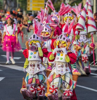 Santa CRUZ DE TENERIFE, İspanya - 13 Şubat 2024: The Coso geçidi, Cavalcada - Avenida de Anaga boyunca, Karnaval 'ın resmi sonu. İnanılmaz sıcak bir akşam, karnaval kostümlü neşeli insanlar eğleniyor..