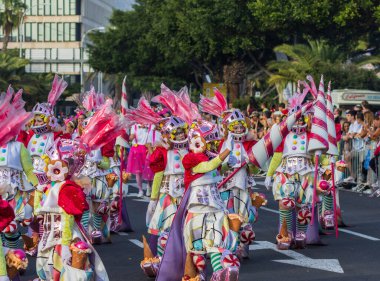 Santa CRUZ DE TENERIFE, İspanya - 13 Şubat 2024: The Coso geçidi, Cavalcada - Avenida de Anaga boyunca, Karnaval 'ın resmi sonu. İnanılmaz sıcak bir akşam, karnaval kostümlü neşeli insanlar eğleniyor..