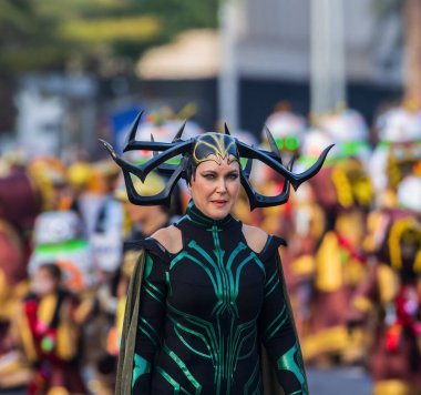 Santa CRUZ DE TENERIFE, İspanya - 13 Şubat 2024: The Coso geçidi, Cavalcada - Avenida de Anaga boyunca, Karnaval 'ın resmi sonu. İnanılmaz sıcak bir akşam, karnaval kostümlü neşeli insanlar eğleniyor..