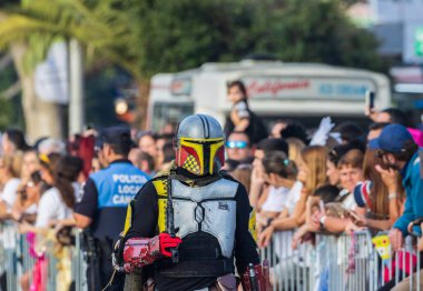 Santa CRUZ DE TENERIFE, İspanya - 13 Şubat 2024: The Coso geçidi, Cavalcada - Avenida de Anaga boyunca, Karnaval 'ın resmi sonu. İnanılmaz sıcak bir akşam, karnaval kostümlü neşeli insanlar eğleniyor..