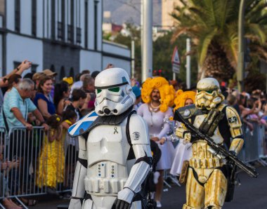 Santa CRUZ DE TENERIFE, İspanya - 13 Şubat 2024: The Coso geçidi, Cavalcada - Avenida de Anaga boyunca, Karnaval 'ın resmi sonu. İnanılmaz sıcak bir akşam, karnaval kostümlü neşeli insanlar eğleniyor..