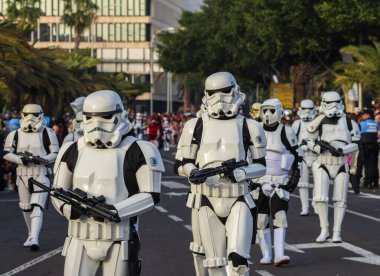 Santa CRUZ DE TENERIFE, İspanya - 13 Şubat 2024: The Coso geçidi, Cavalcada - Avenida de Anaga boyunca, Karnaval 'ın resmi sonu. İnanılmaz sıcak bir akşam, karnaval kostümlü neşeli insanlar eğleniyor..