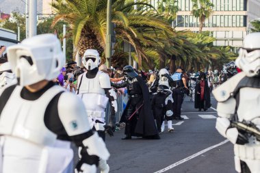 Santa CRUZ DE TENERIFE, İspanya - 13 Şubat 2024: The Coso geçidi, Cavalcada - Avenida de Anaga boyunca, Karnaval 'ın resmi sonu. İnanılmaz sıcak bir akşam, karnaval kostümlü neşeli insanlar eğleniyor..