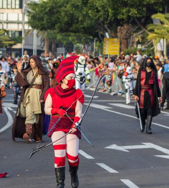 Santa CRUZ DE TENERIFE, İspanya - 13 Şubat 2024: The Coso geçidi, Cavalcada - Avenida de Anaga boyunca, Karnaval 'ın resmi sonu. İnanılmaz sıcak bir akşam, karnaval kostümlü neşeli insanlar eğleniyor..