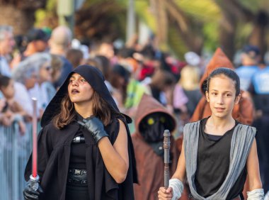 Santa CRUZ DE TENERIFE, İspanya - 13 Şubat 2024: The Coso geçidi, Cavalcada - Avenida de Anaga boyunca, Karnaval 'ın resmi sonu. İnanılmaz sıcak bir akşam, karnaval kostümlü neşeli insanlar eğleniyor..