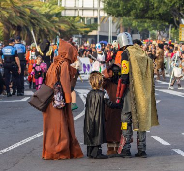 Santa CRUZ DE TENERIFE, İspanya - 13 Şubat 2024: The Coso geçidi, Cavalcada - Avenida de Anaga boyunca, Karnaval 'ın resmi sonu. İnanılmaz sıcak bir akşam, karnaval kostümlü neşeli insanlar eğleniyor..