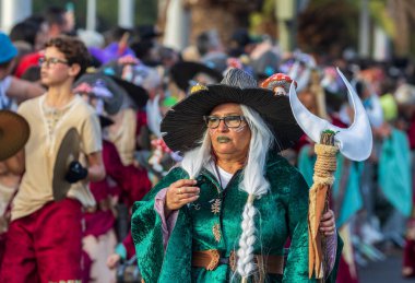 Santa CRUZ DE TENERIFE, İspanya - 13 Şubat 2024: The Coso geçidi, Cavalcada - Avenida de Anaga boyunca, Karnaval 'ın resmi sonu. İnanılmaz sıcak bir akşam, karnaval kostümlü neşeli insanlar eğleniyor..
