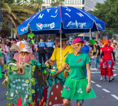 Santa CRUZ DE TENERIFE, İspanya - 13 Şubat 2024: The Coso geçidi, Cavalcada - Avenida de Anaga boyunca, Karnaval 'ın resmi sonu. İnanılmaz sıcak bir akşam, karnaval kostümlü neşeli insanlar eğleniyor..