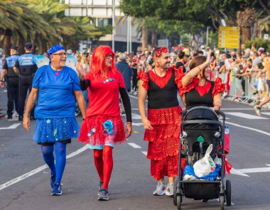 Santa CRUZ DE TENERIFE, İspanya - 13 Şubat 2024: The Coso geçidi, Cavalcada - Avenida de Anaga boyunca, Karnaval 'ın resmi sonu. İnanılmaz sıcak bir akşam, karnaval kostümlü neşeli insanlar eğleniyor..