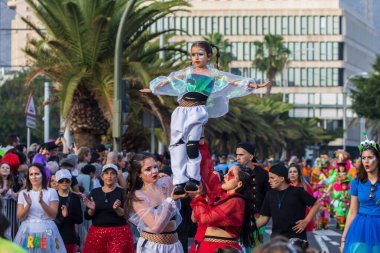 Santa CRUZ DE TENERIFE, İspanya - 13 Şubat 2024: The Coso geçidi, Cavalcada - Avenida de Anaga boyunca, Karnaval 'ın resmi sonu. İnanılmaz sıcak bir akşam, karnaval kostümlü neşeli insanlar eğleniyor..
