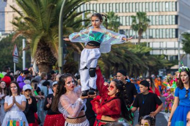 Santa CRUZ DE TENERIFE, İspanya - 13 Şubat 2024: The Coso geçidi, Cavalcada - Avenida de Anaga boyunca, Karnaval 'ın resmi sonu. İnanılmaz sıcak bir akşam, karnaval kostümlü neşeli insanlar eğleniyor..