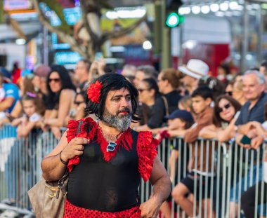 Santa CRUZ DE TENERIFE, İspanya - 13 Şubat 2024: The Coso geçidi, Cavalcada - Avenida de Anaga boyunca, Karnaval 'ın resmi sonu. İnanılmaz sıcak bir akşam, karnaval kostümlü neşeli insanlar eğleniyor..