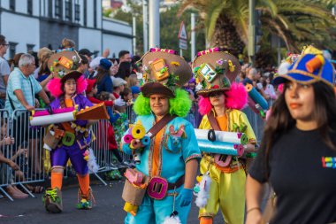 Santa CRUZ DE TENERIFE, İspanya - 13 Şubat 2024: The Coso geçidi, Cavalcada - Avenida de Anaga boyunca, Karnaval 'ın resmi sonu. İnanılmaz sıcak bir akşam, karnaval kostümlü neşeli insanlar eğleniyor..