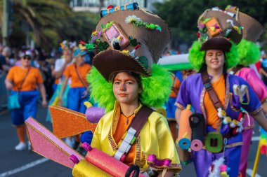 Santa CRUZ DE TENERIFE, İspanya - 13 Şubat 2024: The Coso geçidi, Cavalcada - Avenida de Anaga boyunca, Karnaval 'ın resmi sonu. İnanılmaz sıcak bir akşam, karnaval kostümlü neşeli insanlar eğleniyor..