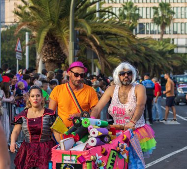 Santa CRUZ DE TENERIFE, İspanya - 13 Şubat 2024: The Coso geçidi, Cavalcada - Avenida de Anaga boyunca, Karnaval 'ın resmi sonu. İnanılmaz sıcak bir akşam, karnaval kostümlü neşeli insanlar eğleniyor..