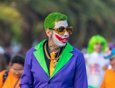 Santa CRUZ DE TENERIFE, İspanya - 13 Şubat 2024: The Coso geçidi, Cavalcada - Avenida de Anaga boyunca, Karnaval 'ın resmi sonu. İnanılmaz sıcak bir akşam, karnaval kostümlü neşeli insanlar eğleniyor..