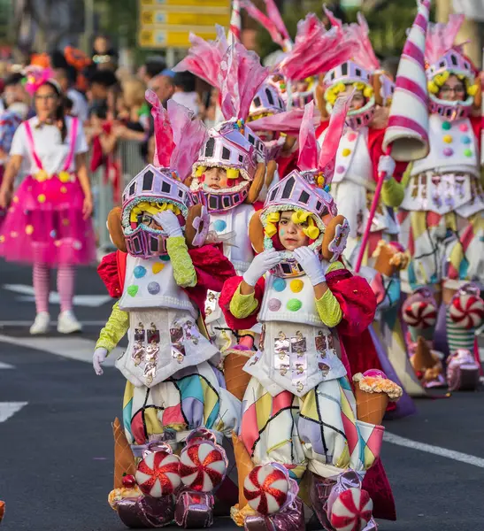 Santa CRUZ DE TENERIFE, İspanya - 13 Şubat 2024: The Coso geçidi, Cavalcada - Avenida de Anaga boyunca, Karnaval 'ın resmi sonu. İnanılmaz sıcak bir akşam, karnaval kostümlü neşeli insanlar eğleniyor..