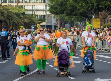 Santa CRUZ DE TENERIFE, İspanya - 13 Şubat 2024: The Coso geçidi, Cavalcada - Avenida de Anaga boyunca, Karnaval 'ın resmi sonu. İnanılmaz sıcak bir akşam, karnaval kostümlü neşeli insanlar eğleniyor..