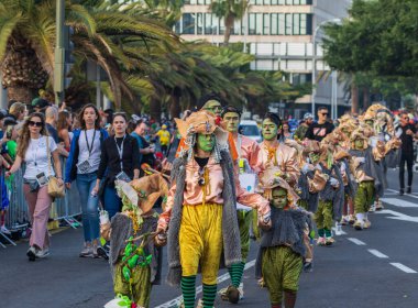 Santa CRUZ DE TENERIFE, İspanya - 13 Şubat 2024: The Coso geçidi, Cavalcada - Avenida de Anaga boyunca, Karnaval 'ın resmi sonu. İnanılmaz sıcak bir akşam, karnaval kostümlü neşeli insanlar eğleniyor..
