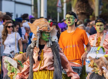 Santa CRUZ DE TENERIFE, İspanya - 13 Şubat 2024: The Coso geçidi, Cavalcada - Avenida de Anaga boyunca, Karnaval 'ın resmi sonu. İnanılmaz sıcak bir akşam, karnaval kostümlü neşeli insanlar eğleniyor..