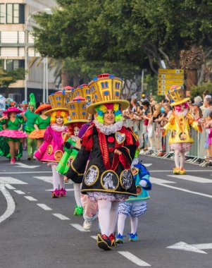 Santa CRUZ DE TENERIFE, İspanya - 13 Şubat 2024: The Coso geçidi, Cavalcada - Avenida de Anaga boyunca, Karnaval 'ın resmi sonu. İnanılmaz sıcak bir akşam, karnaval kostümlü neşeli insanlar eğleniyor..