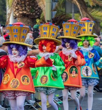 Santa CRUZ DE TENERIFE, İspanya - 13 Şubat 2024: The Coso geçidi, Cavalcada - Avenida de Anaga boyunca, Karnaval 'ın resmi sonu. İnanılmaz sıcak bir akşam, karnaval kostümlü neşeli insanlar eğleniyor..