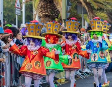 Santa CRUZ DE TENERIFE, İspanya - 13 Şubat 2024: The Coso geçidi, Cavalcada - Avenida de Anaga boyunca, Karnaval 'ın resmi sonu. İnanılmaz sıcak bir akşam, karnaval kostümlü neşeli insanlar eğleniyor..