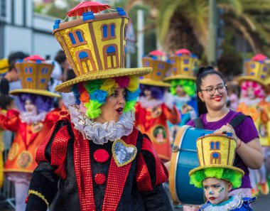 Santa CRUZ DE TENERIFE, İspanya - 13 Şubat 2024: The Coso geçidi, Cavalcada - Avenida de Anaga boyunca, Karnaval 'ın resmi sonu. İnanılmaz sıcak bir akşam, karnaval kostümlü neşeli insanlar eğleniyor..