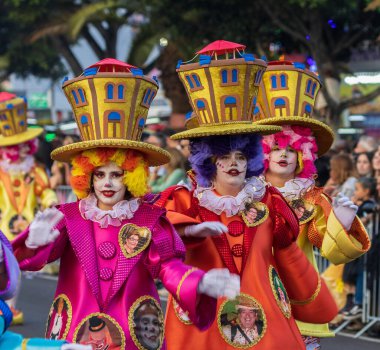 Santa CRUZ DE TENERIFE, İspanya - 13 Şubat 2024: The Coso geçidi, Cavalcada - Avenida de Anaga boyunca, Karnaval 'ın resmi sonu. İnanılmaz sıcak bir akşam, karnaval kostümlü neşeli insanlar eğleniyor..