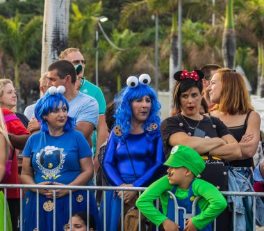 Santa CRUZ DE TENERIFE, İspanya - 13 Şubat 2024: The Coso geçidi, Cavalcada - Avenida de Anaga boyunca, Karnaval 'ın resmi sonu. İnanılmaz sıcak bir akşam, karnaval kostümlü neşeli insanlar eğleniyor..