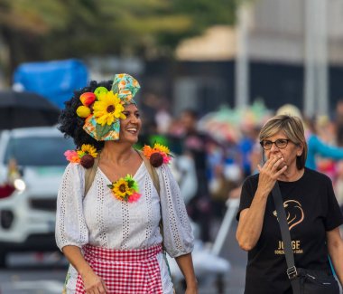 Santa CRUZ DE TENERIFE, İspanya - 13 Şubat 2024: The Coso geçidi, Cavalcada - Avenida de Anaga boyunca, Karnaval 'ın resmi sonu. İnanılmaz sıcak bir akşam, karnaval kostümlü neşeli insanlar eğleniyor..