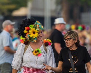 Santa CRUZ DE TENERIFE, İspanya - 13 Şubat 2024: The Coso geçidi, Cavalcada - Avenida de Anaga boyunca, Karnaval 'ın resmi sonu. İnanılmaz sıcak bir akşam, karnaval kostümlü neşeli insanlar eğleniyor..