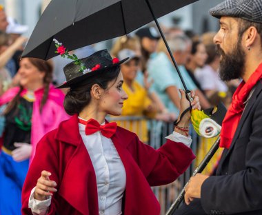 Santa CRUZ DE TENERIFE, İspanya - 13 Şubat 2024: The Coso geçidi, Cavalcada - Avenida de Anaga boyunca, Karnaval 'ın resmi sonu. İnanılmaz sıcak bir akşam, karnaval kostümlü neşeli insanlar eğleniyor..