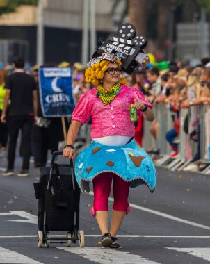 Santa CRUZ DE TENERIFE, İspanya - 13 Şubat 2024: The Coso geçidi, Cavalcada - Avenida de Anaga boyunca, Karnaval 'ın resmi sonu. İnanılmaz sıcak bir akşam, karnaval kostümlü neşeli insanlar eğleniyor..