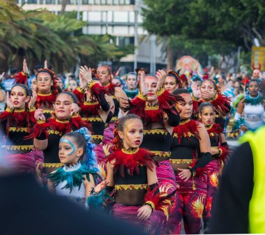 Santa CRUZ DE TENERIFE, İspanya - 13 Şubat 2024: The Coso geçidi, Cavalcada - Avenida de Anaga boyunca, Karnaval 'ın resmi sonu. İnanılmaz sıcak bir akşam, karnaval kostümlü neşeli insanlar eğleniyor..