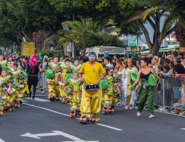 Santa CRUZ DE TENERIFE, İspanya - 13 Şubat 2024: The Coso geçidi, Cavalcada - Avenida de Anaga boyunca, Karnaval 'ın resmi sonu. İnanılmaz sıcak bir akşam, karnaval kostümlü neşeli insanlar eğleniyor..