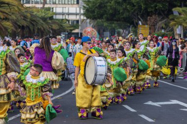 Santa CRUZ DE TENERIFE, İspanya - 13 Şubat 2024: The Coso geçidi, Cavalcada - Avenida de Anaga boyunca, Karnaval 'ın resmi sonu. İnanılmaz sıcak bir akşam, karnaval kostümlü neşeli insanlar eğleniyor..