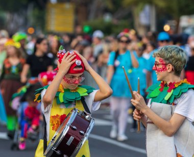 Santa CRUZ DE TENERIFE, İspanya - 13 Şubat 2024: The Coso geçidi, Cavalcada - Avenida de Anaga boyunca, Karnaval 'ın resmi sonu. İnanılmaz sıcak bir akşam, karnaval kostümlü neşeli insanlar eğleniyor..
