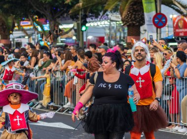 Santa CRUZ DE TENERIFE, İspanya - 13 Şubat 2024: The Coso geçidi, Cavalcada - Avenida de Anaga boyunca, Karnaval 'ın resmi sonu. İnanılmaz sıcak bir akşam, karnaval kostümlü neşeli insanlar eğleniyor..