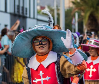 Santa CRUZ DE TENERIFE, İspanya - 13 Şubat 2024: The Coso geçidi, Cavalcada - Avenida de Anaga boyunca, Karnaval 'ın resmi sonu. İnanılmaz sıcak bir akşam, karnaval kostümlü neşeli insanlar eğleniyor..