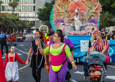Santa CRUZ DE TENERIFE, İspanya - 13 Şubat 2024: The Coso geçidi, Cavalcada - Avenida de Anaga boyunca, Karnaval 'ın resmi sonu. İnanılmaz sıcak bir akşam, karnaval kostümlü neşeli insanlar eğleniyor..