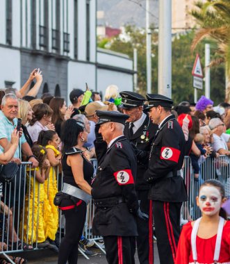 Santa CRUZ DE TENERIFE, İspanya - 13 Şubat 2024: The Coso geçidi, Cavalcada - Avenida de Anaga boyunca, Karnaval 'ın resmi sonu. İnanılmaz sıcak bir akşam, karnaval kostümlü neşeli insanlar eğleniyor..