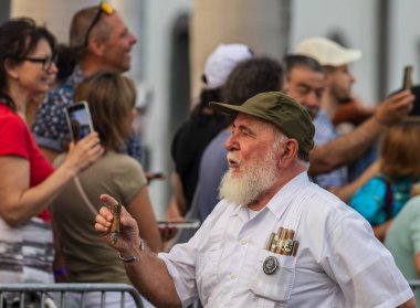 Santa CRUZ DE TENERIFE, İspanya - 13 Şubat 2024: The Coso geçidi, Cavalcada - Avenida de Anaga boyunca, Karnaval 'ın resmi sonu. İnanılmaz sıcak bir akşam, karnaval kostümlü neşeli insanlar eğleniyor..