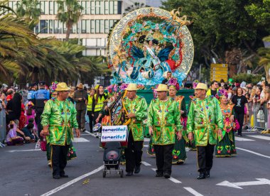 Santa CRUZ DE TENERIFE, İspanya - 13 Şubat 2024: The Coso geçidi, Cavalcada - Avenida de Anaga boyunca, Karnaval 'ın resmi sonu. İnanılmaz sıcak bir akşam, karnaval kostümlü neşeli insanlar eğleniyor..