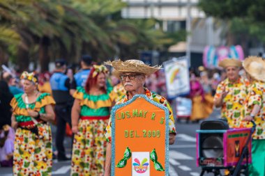 Santa CRUZ DE TENERIFE, İspanya - 13 Şubat 2024: The Coso geçidi, Cavalcada - Avenida de Anaga boyunca, Karnaval 'ın resmi sonu. İnanılmaz sıcak bir akşam, karnaval kostümlü neşeli insanlar eğleniyor..