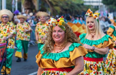 Santa CRUZ DE TENERIFE, İspanya - 13 Şubat 2024: The Coso geçidi, Cavalcada - Avenida de Anaga boyunca, Karnaval 'ın resmi sonu. İnanılmaz sıcak bir akşam, karnaval kostümlü neşeli insanlar eğleniyor..