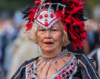 Santa CRUZ DE TENERIFE, İspanya - 13 Şubat 2024: The Coso geçidi, Cavalcada - Avenida de Anaga boyunca, Karnaval 'ın resmi sonu. İnanılmaz sıcak bir akşam, karnaval kostümlü neşeli insanlar eğleniyor..