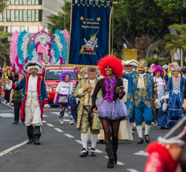 Santa CRUZ DE TENERIFE, İspanya - 13 Şubat 2024: The Coso geçidi, Cavalcada - Avenida de Anaga boyunca, Karnaval 'ın resmi sonu. İnanılmaz sıcak bir akşam, karnaval kostümlü neşeli insanlar eğleniyor..